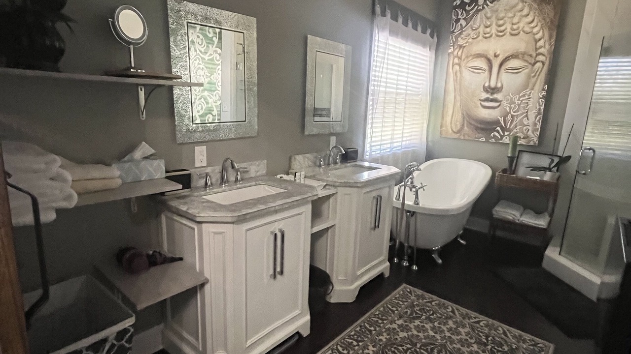 Photo of Bathroom in Pinnacle
