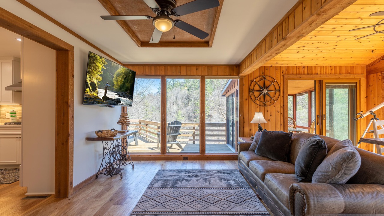 Photo of Livingroom in Sugar Grove