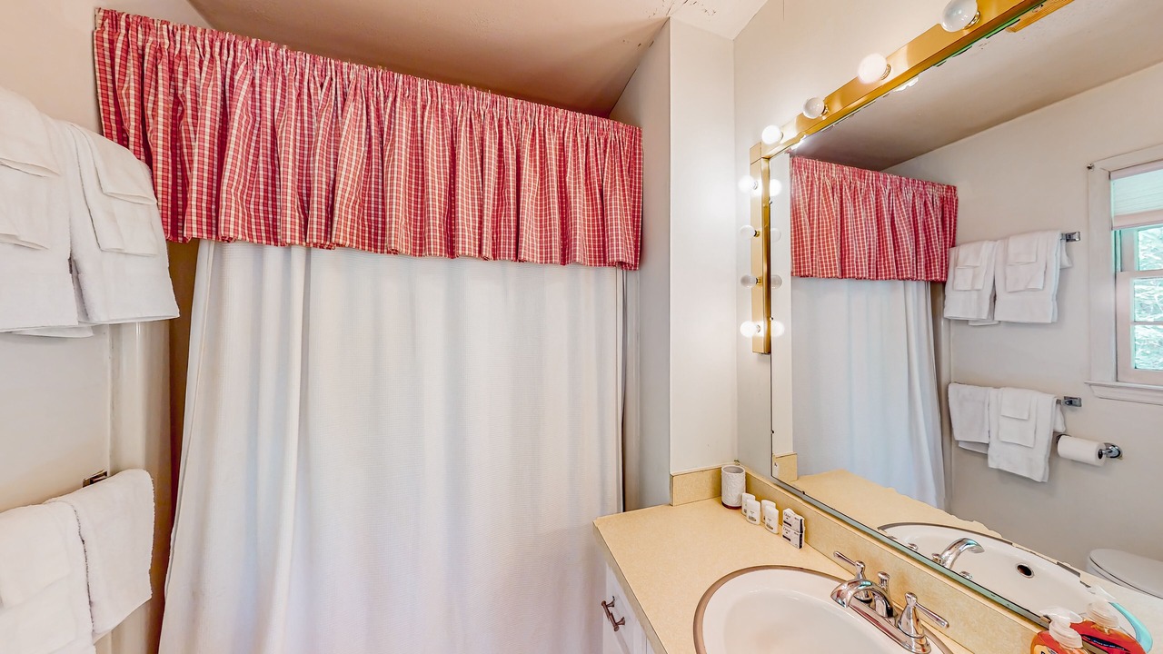 Photo of Bathroom in Lake Sequoyah