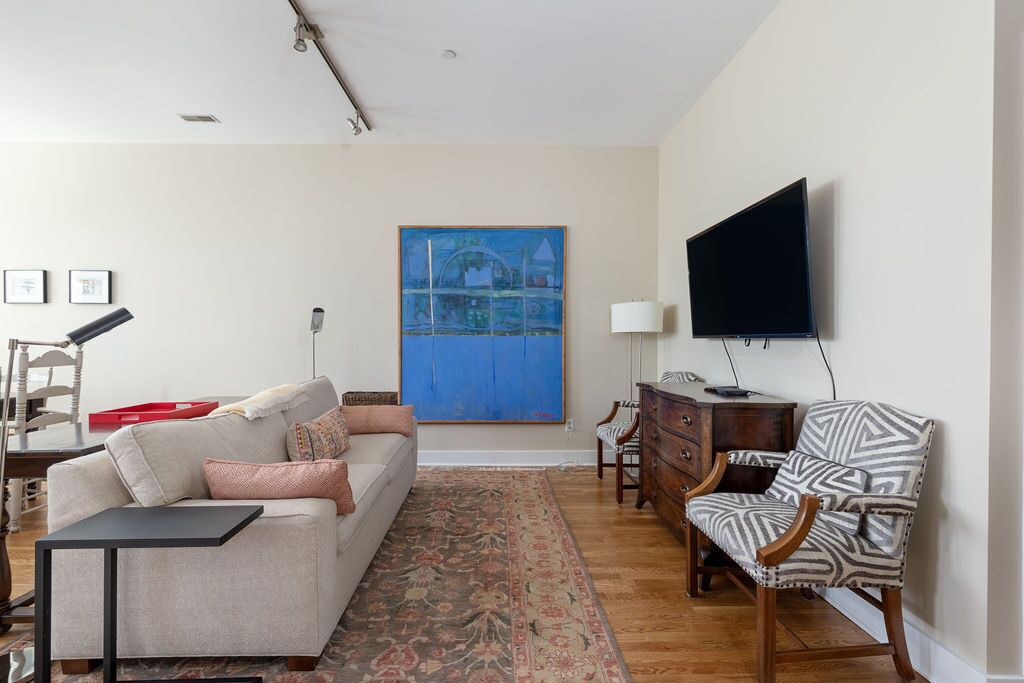 Photo of Livingroom in Belmont - Hillsboro