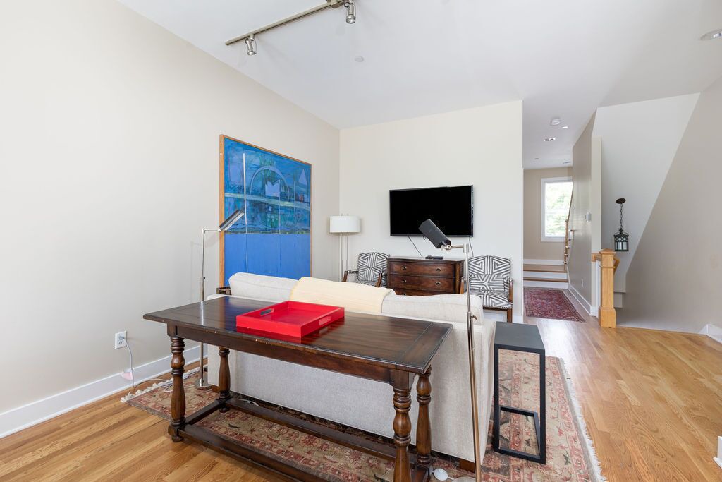 Photo of Livingroom in Belmont - Hillsboro