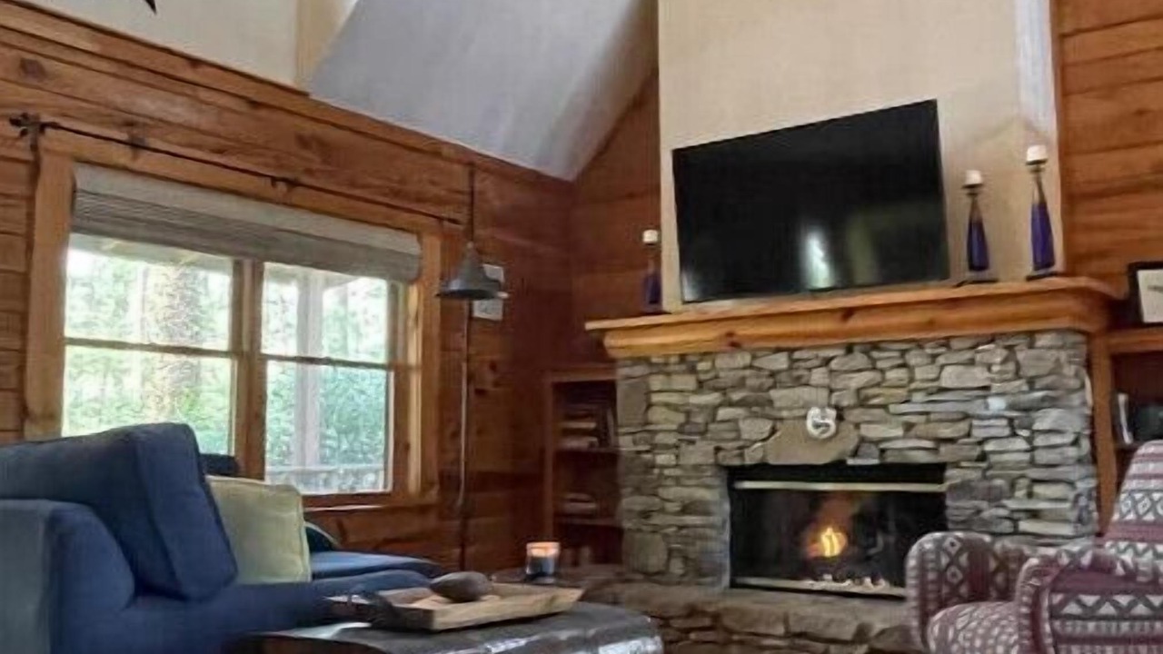 Photo of Livingroom in Saluda