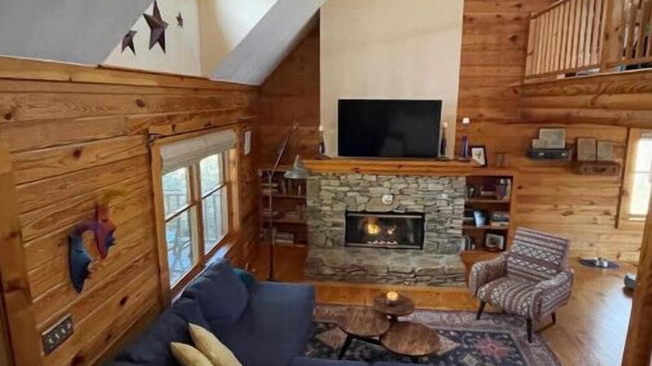 Photo of Livingroom in Saluda