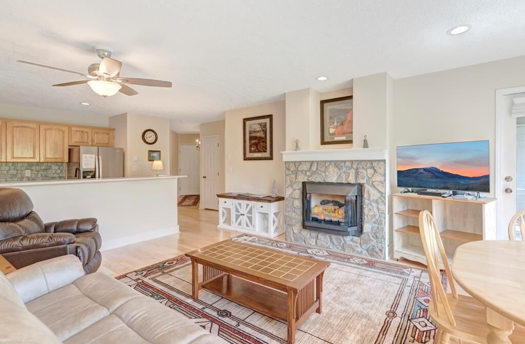 Photo of Livingroom in Seven Devils
