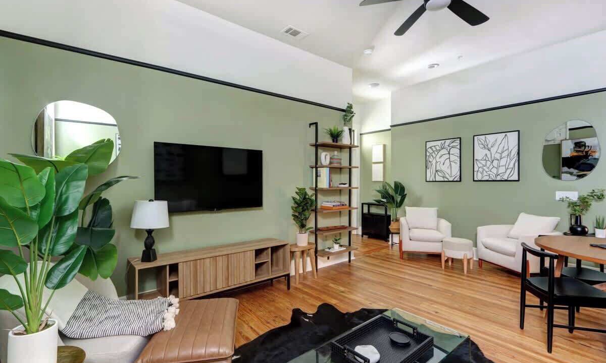 Photo of Livingroom in Old West Broad Neighborhood