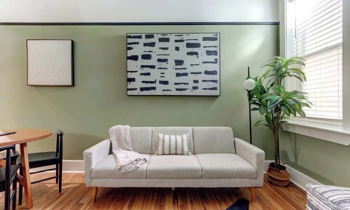 Photo of Livingroom in Old West Broad Neighborhood