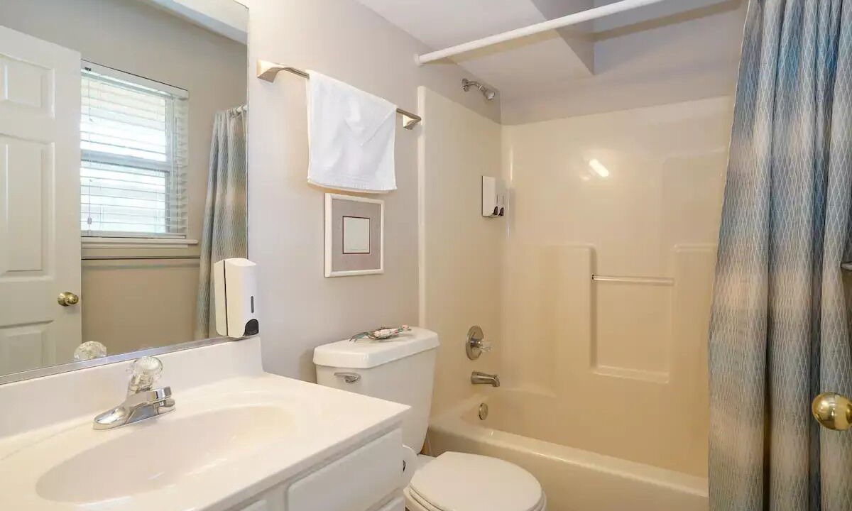 Photo of Bathroom in Monteray Shores