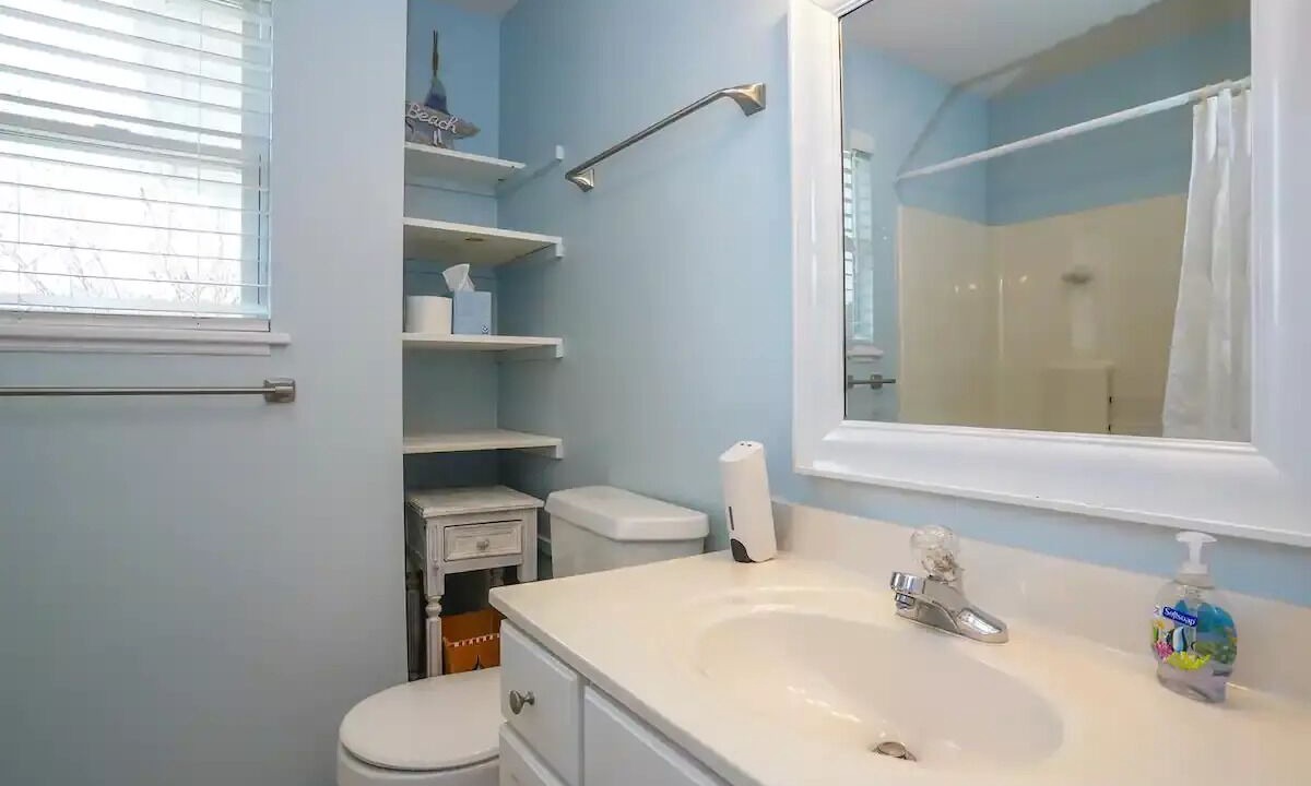 Photo of Bathroom in Monteray Shores