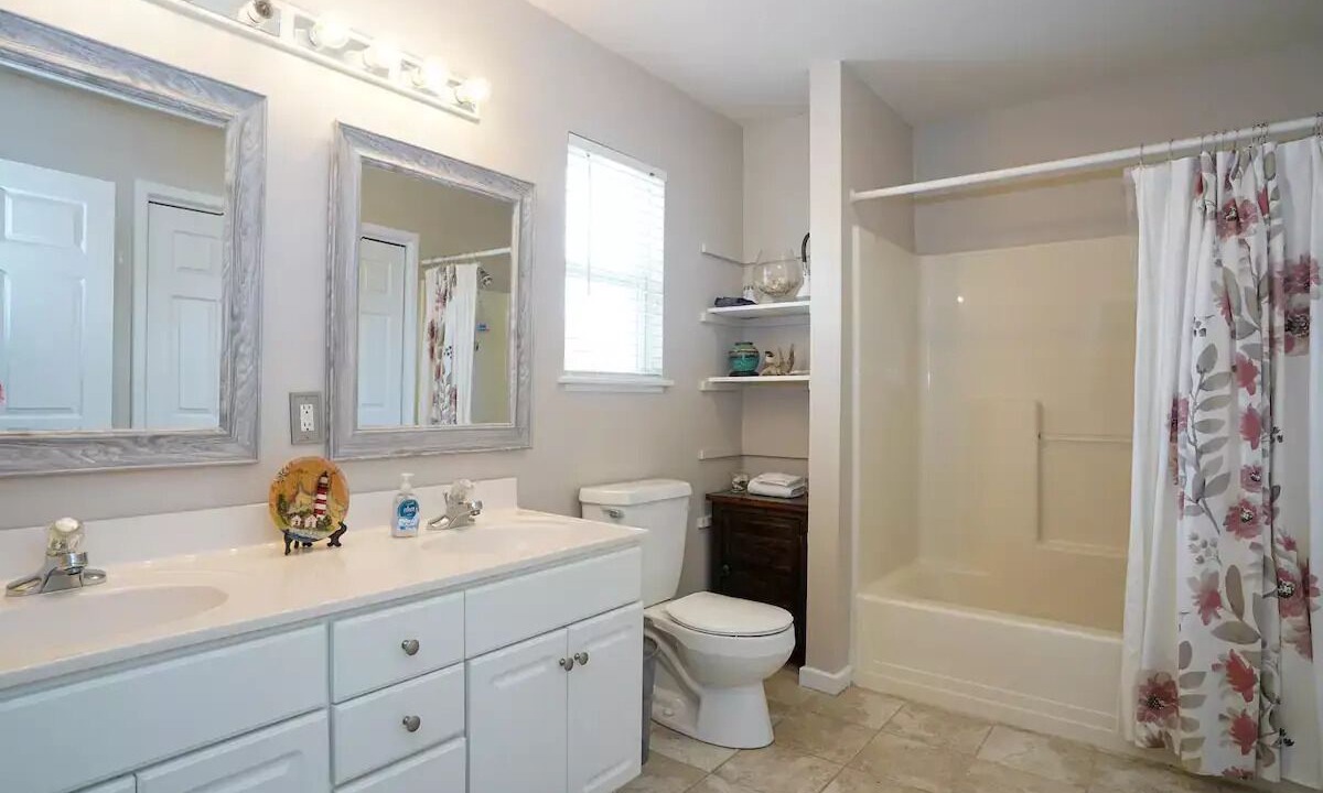 Photo of Bathroom in Monteray Shores