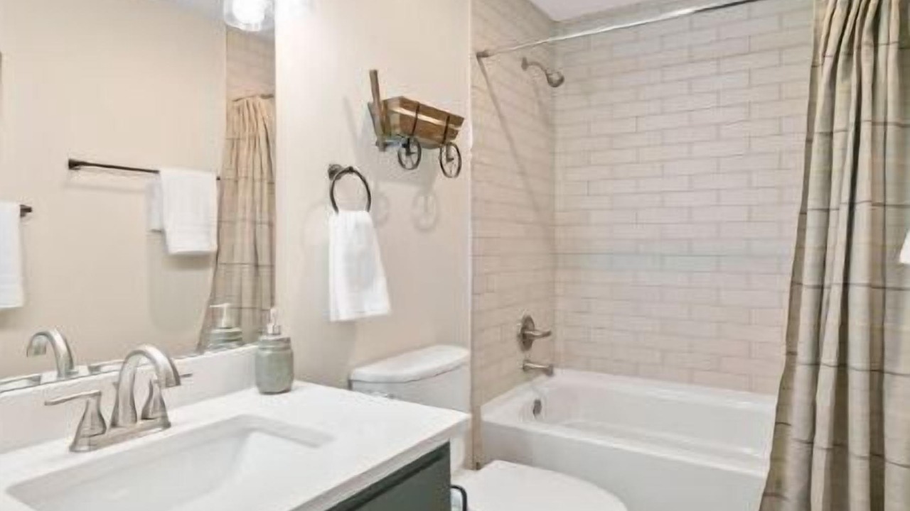 Photo of Bathroom in Sunset Road