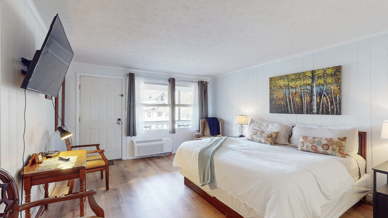 Photo of Bedroom in Flat Rock