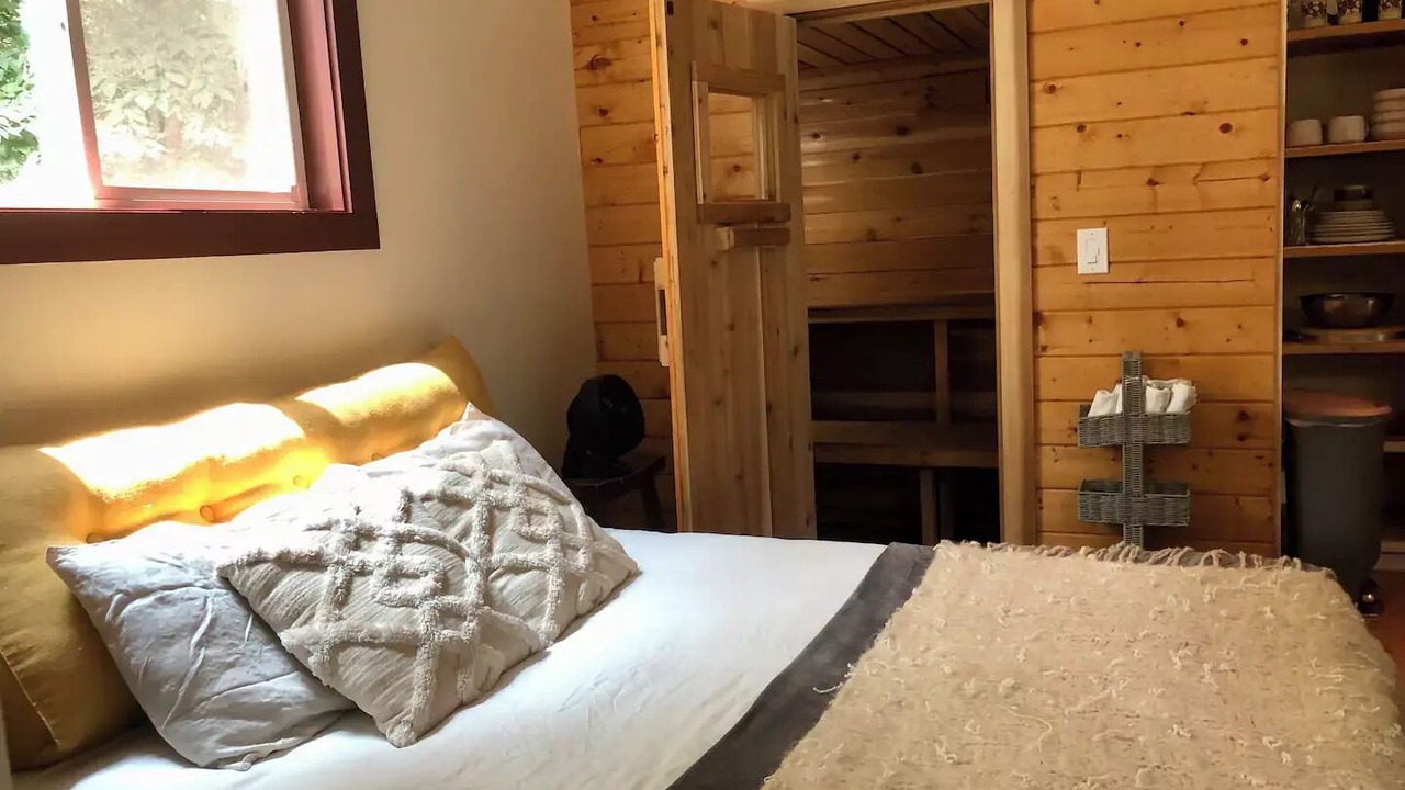 Photo of Bedroom in Barnardsville