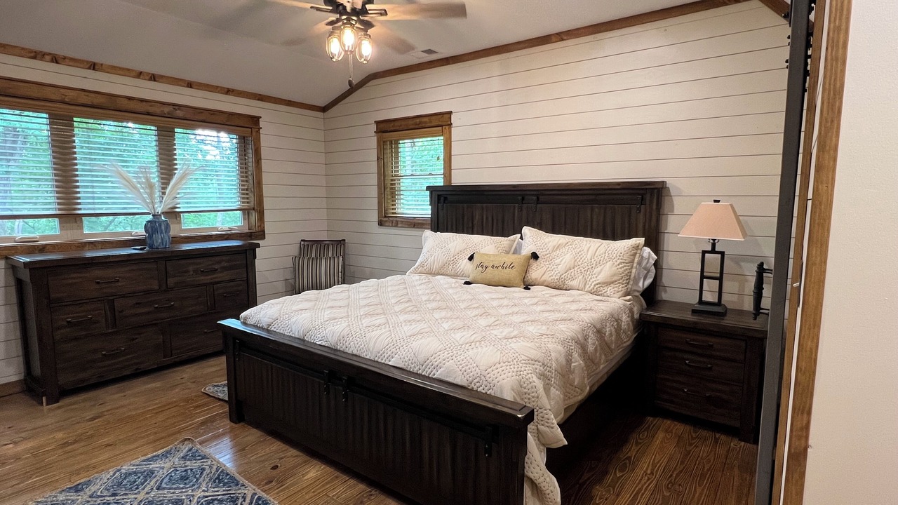 Photo of Bedroom in Boonville
