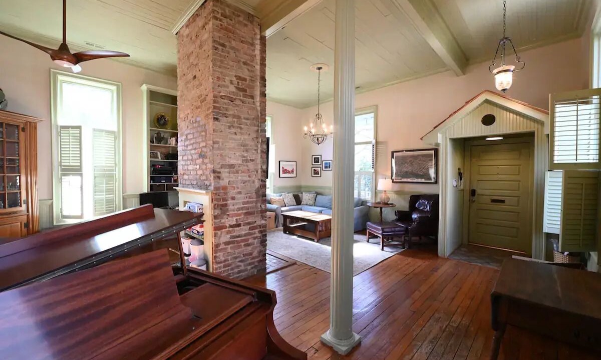 Photo of Livingroom in Historic Oakwood