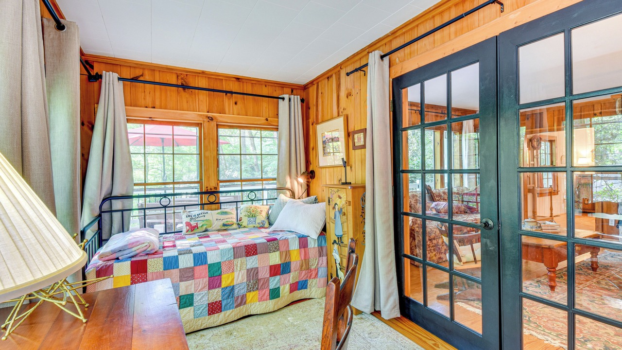 Photo of Bedroom in Mirror Lake