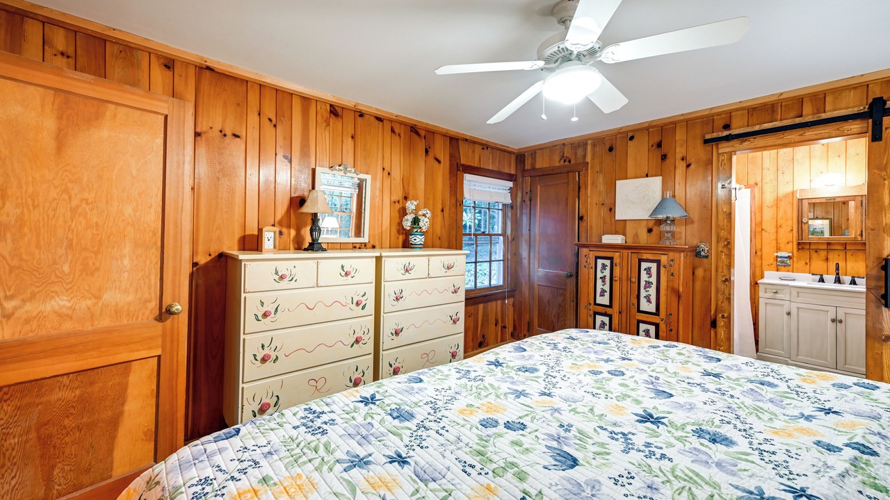 Photo of Bedroom in Mirror Lake