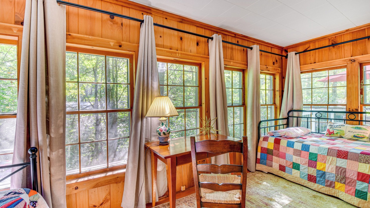 Photo of Bedroom in Mirror Lake