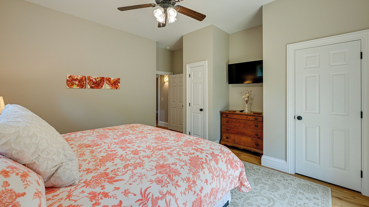 Photo of Bedroom in Glenville