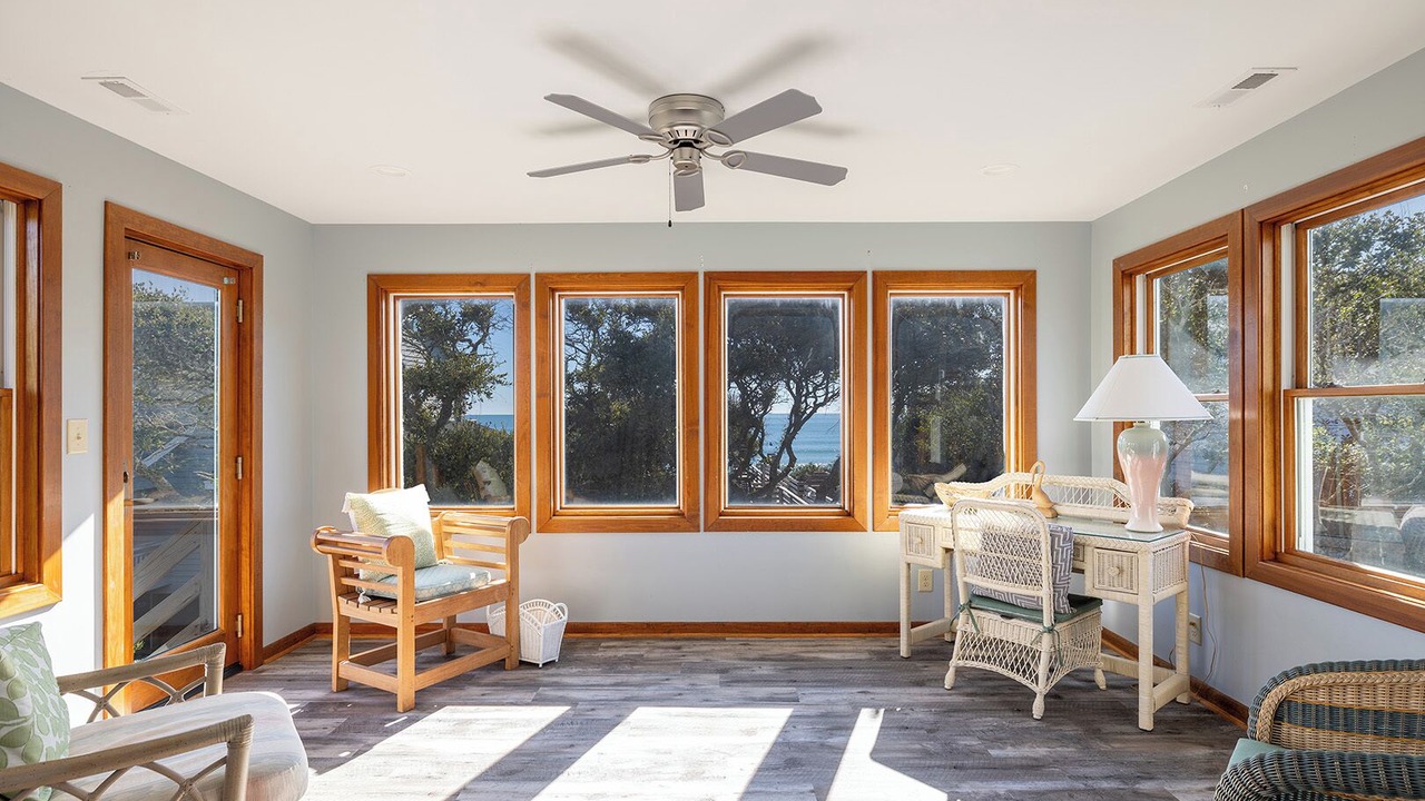 Photo of Livingroom in Pine Knoll Shores