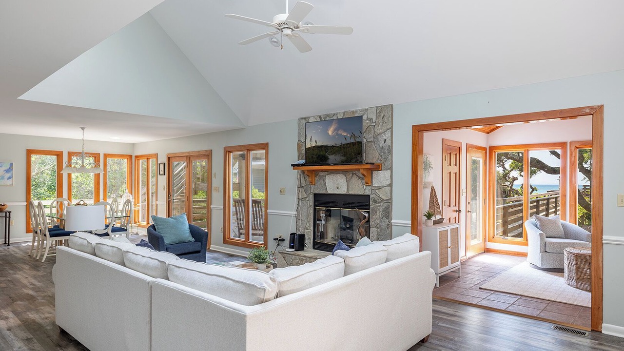 Photo of Livingroom in Pine Knoll Shores