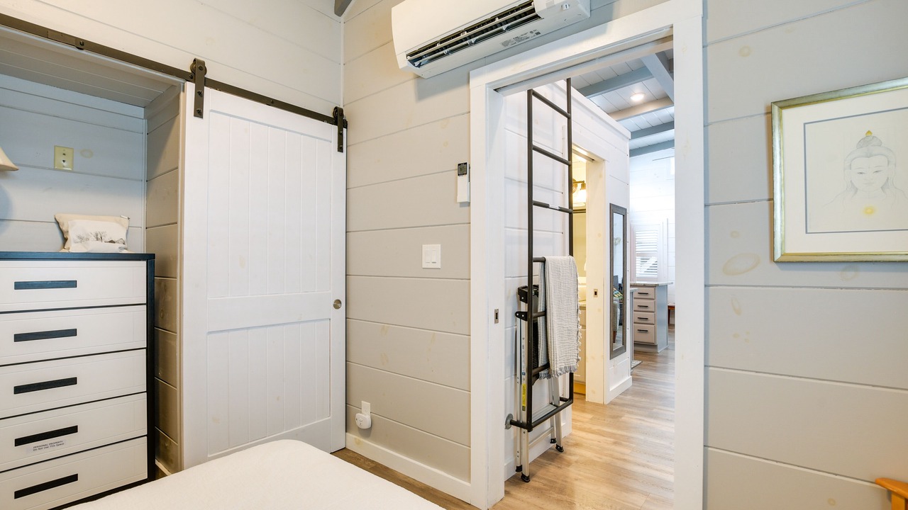 Photo of Bedroom in Upward