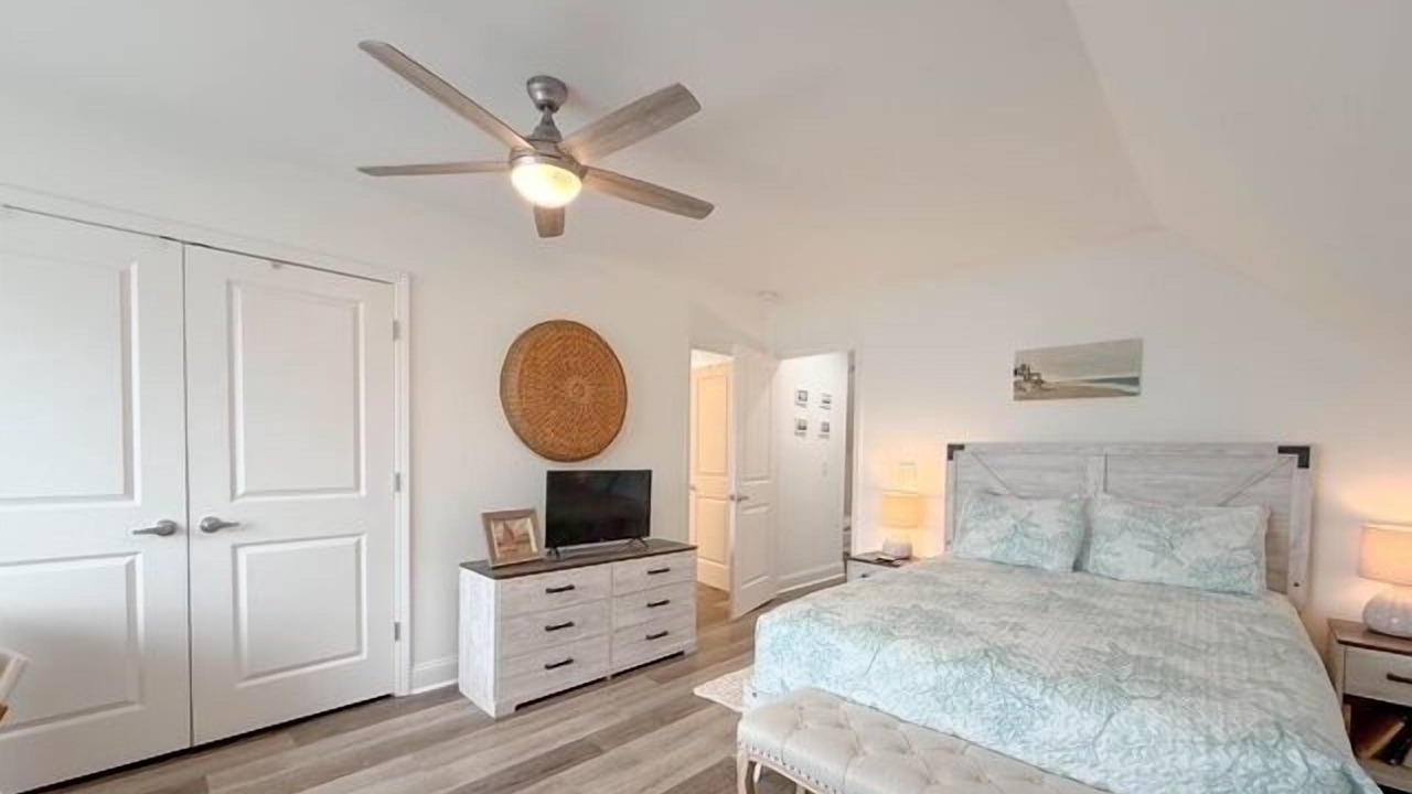 Photo of Bedroom in Island Oaks