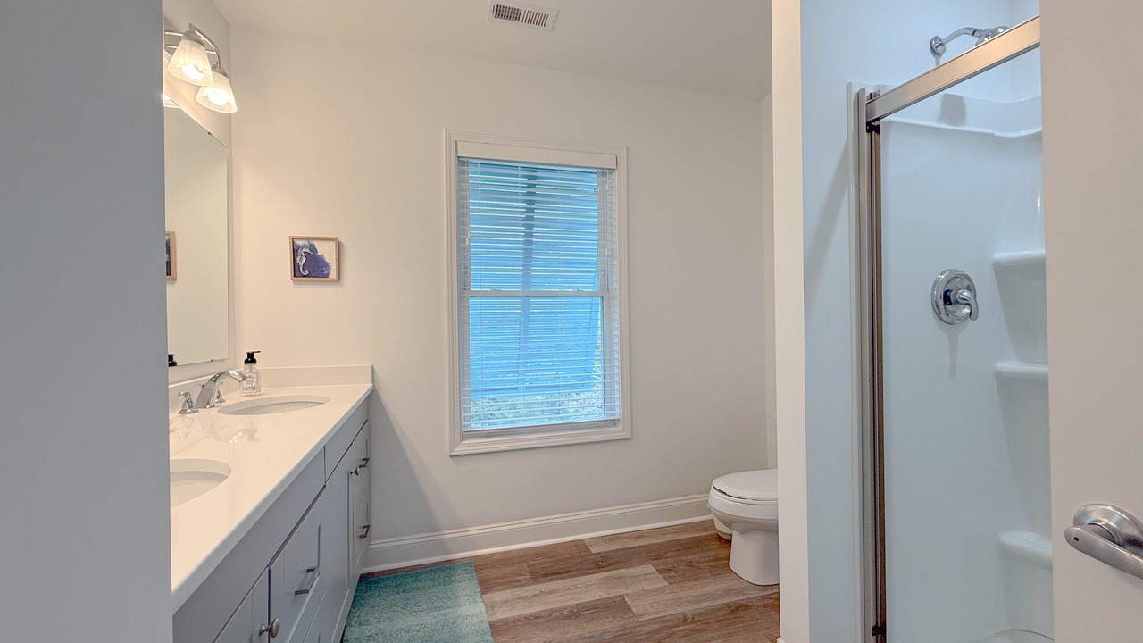 Photo of Bathroom in Island Oaks