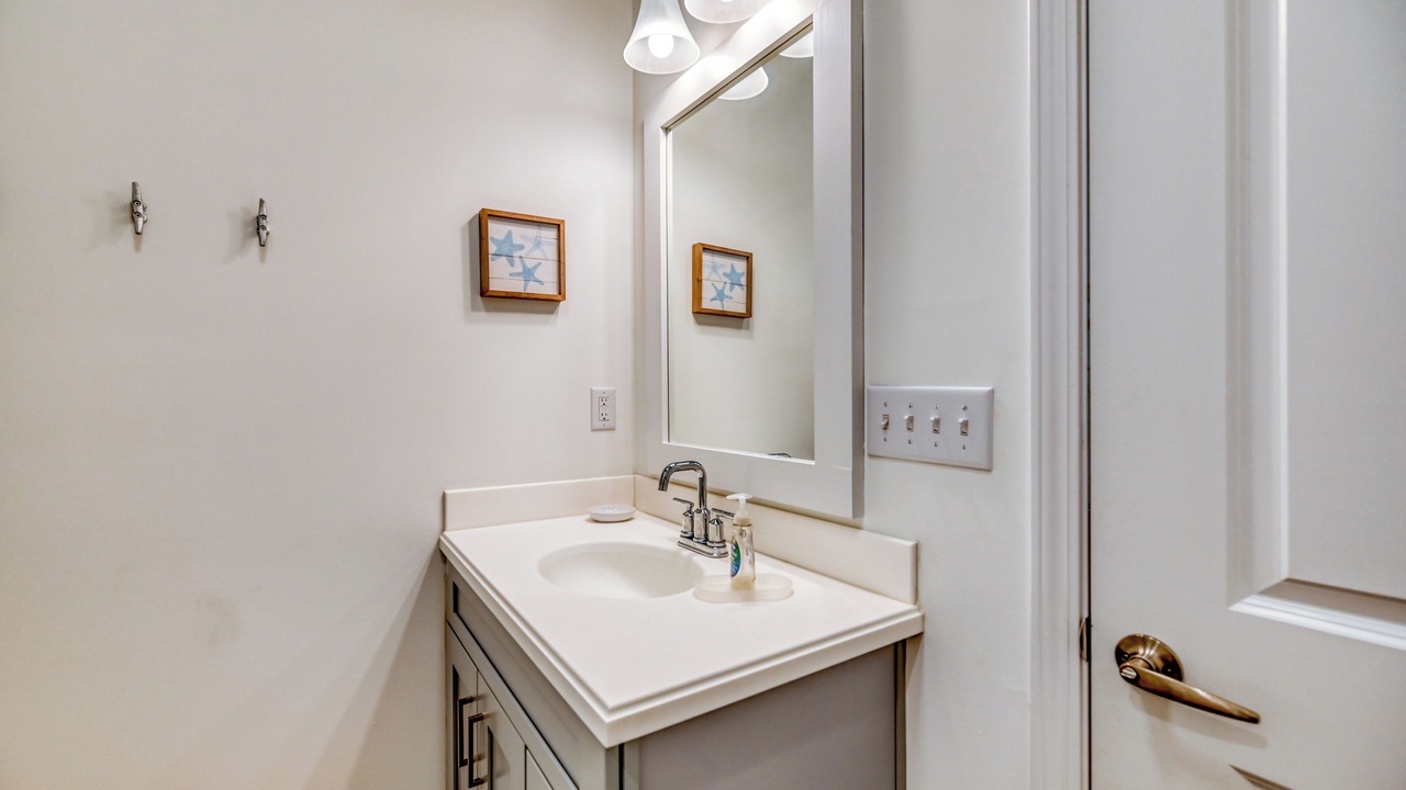 Photo of Bathroom in Island Oaks