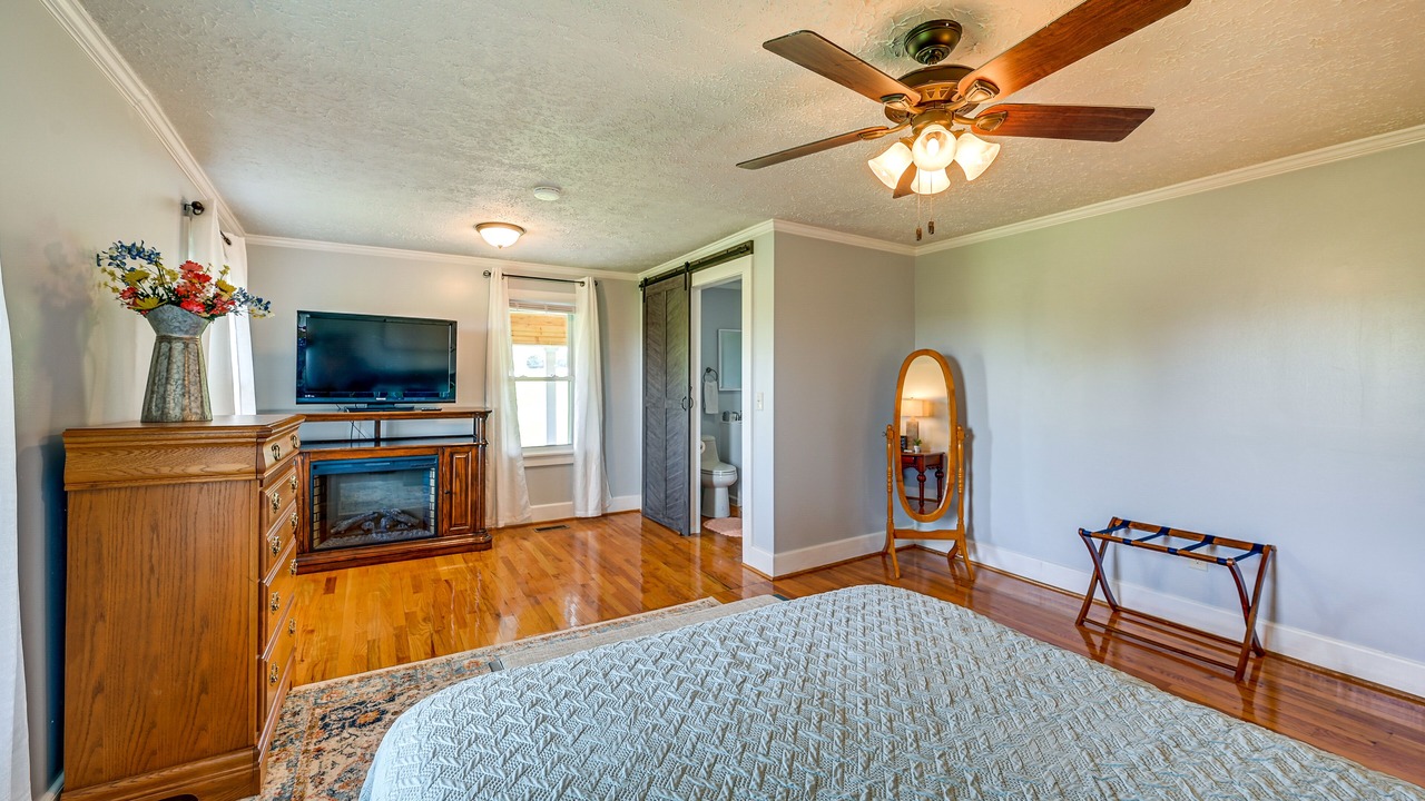 Photo of Bedroom in Elkin