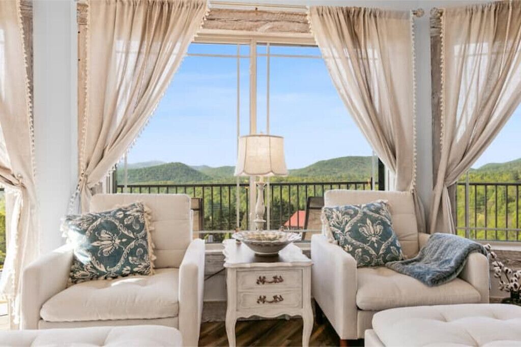 Photo of Livingroom in Saluda