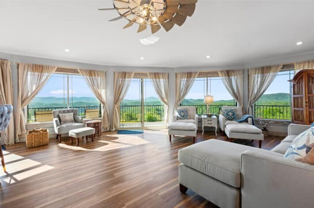 Photo of Livingroom in Saluda