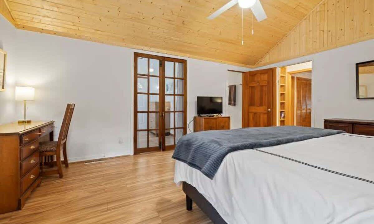 Photo of Bedroom in Hendersonville