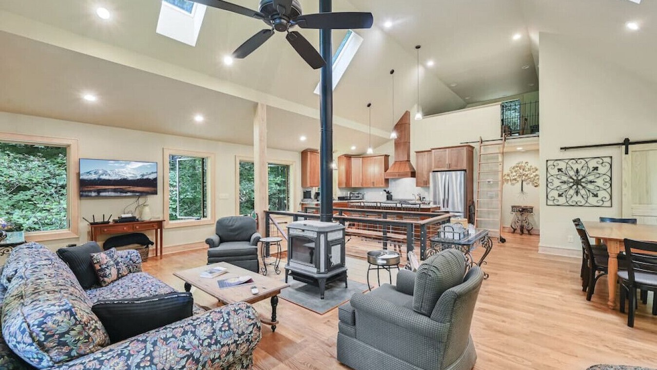 Photo of Livingroom in Weaverville