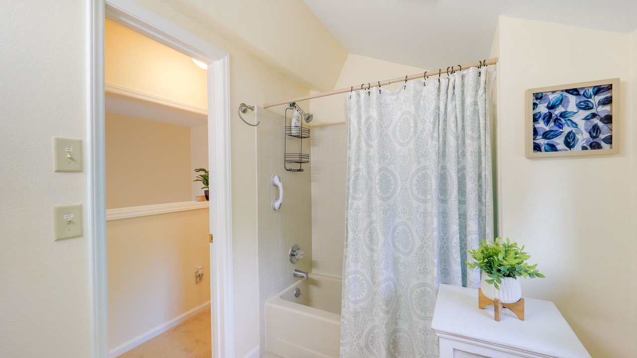 Photo of Bathroom in Newland