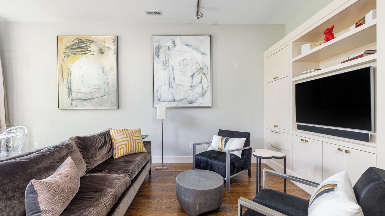 Photo of Livingroom in Belmont - Hillsboro