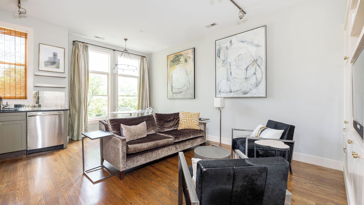 Photo of Livingroom in Belmont - Hillsboro