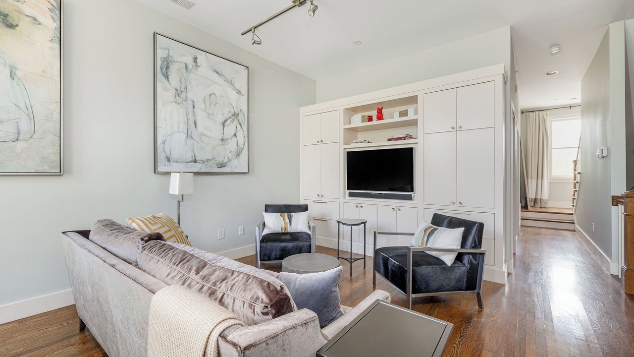 Photo of Livingroom in Belmont - Hillsboro
