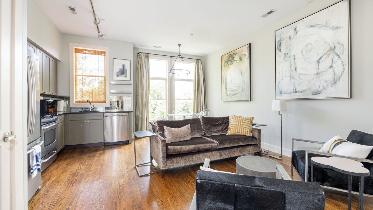 Photo of Livingroom in Belmont - Hillsboro