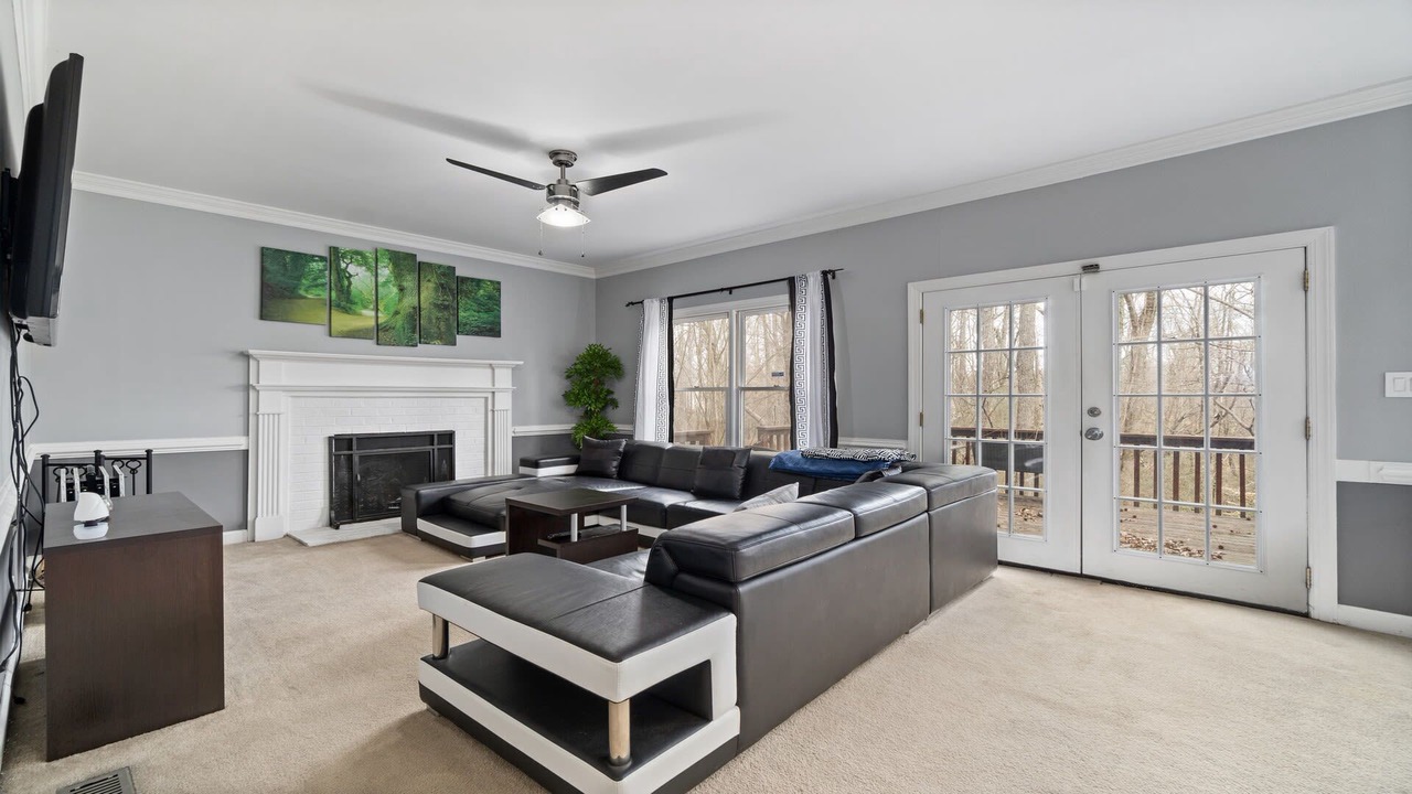 Photo of Livingroom in Davis Lake - Eastfield