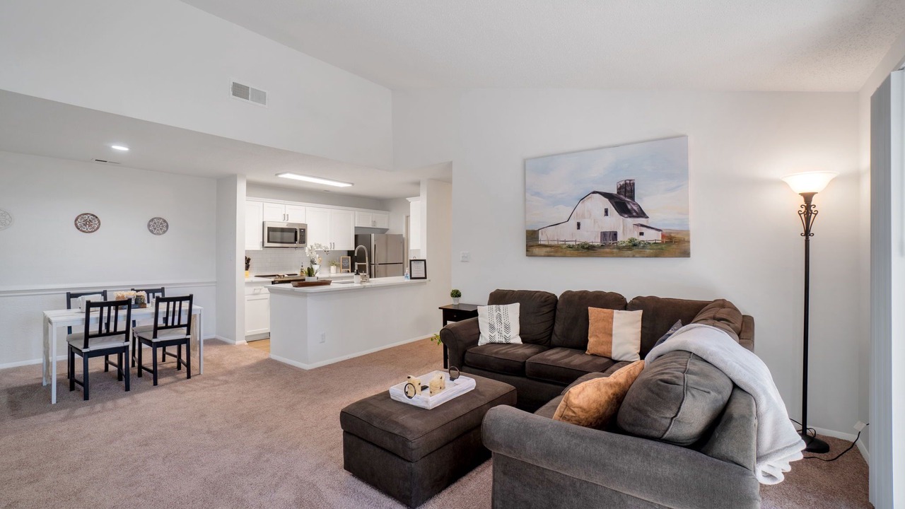Photo of Livingroom in Beverly Woods