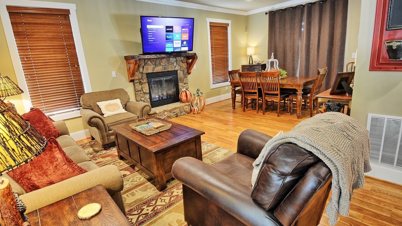 Photo of Livingroom in West Jefferson