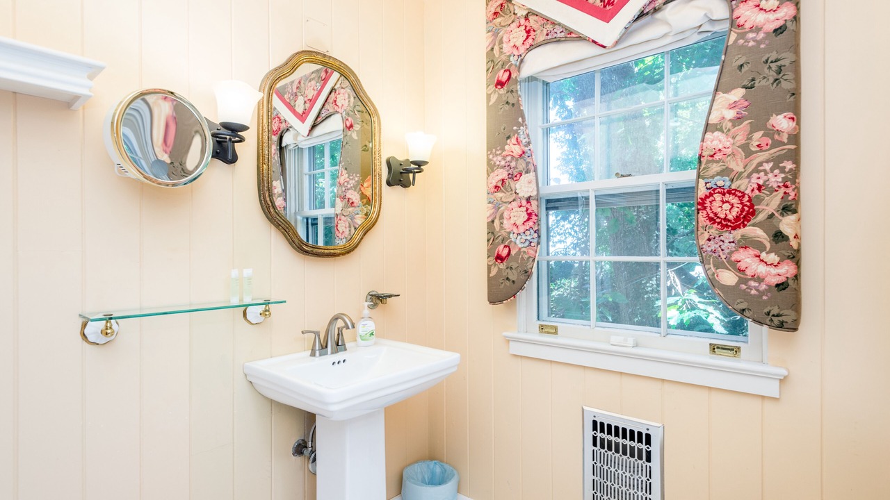 Photo of Bathroom in Laurel Park