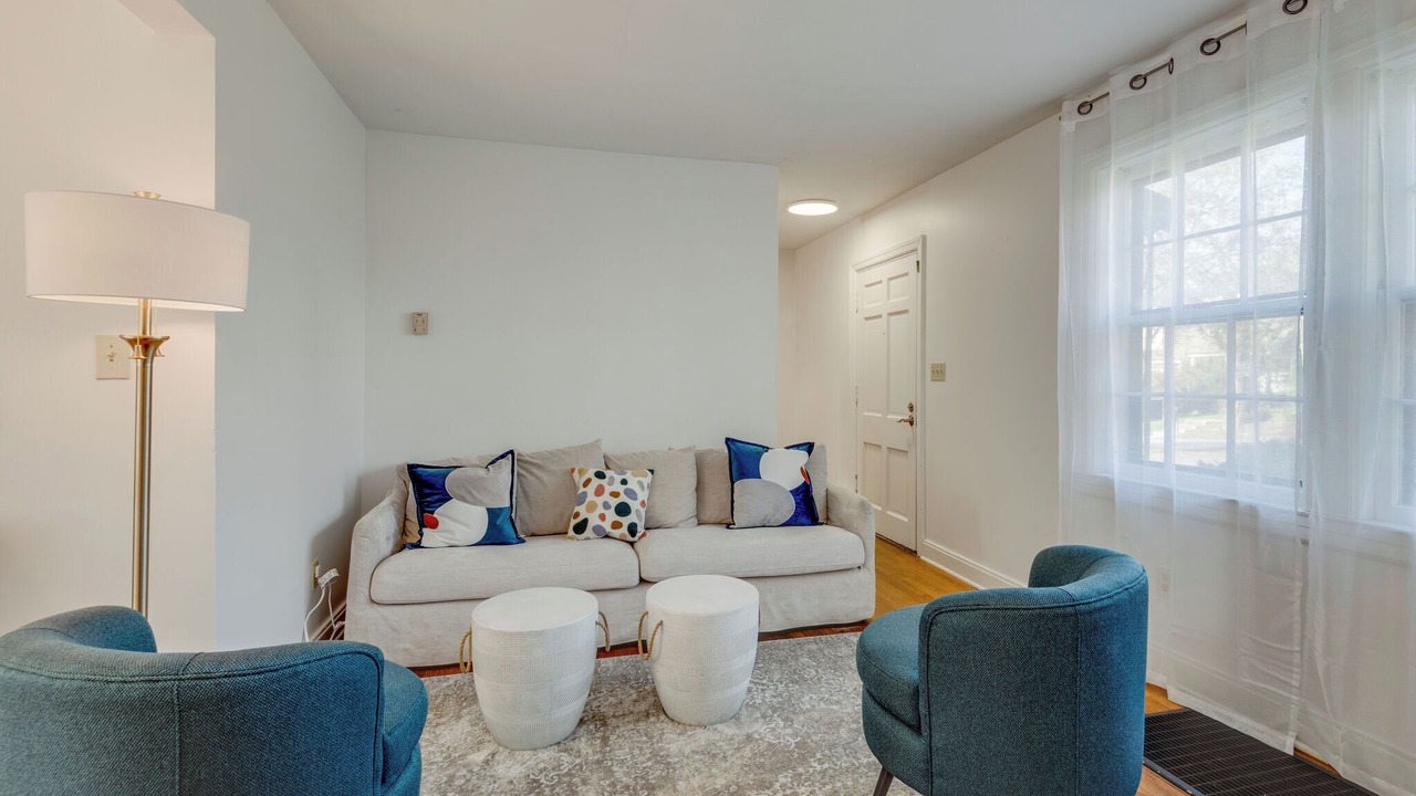 Photo of Livingroom in Belmont - Hillsboro