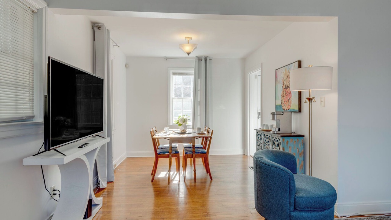 Photo of Livingroom in Belmont - Hillsboro