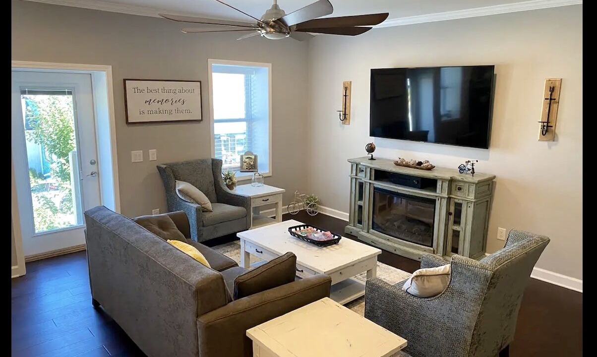 Photo of Livingroom in West Jefferson