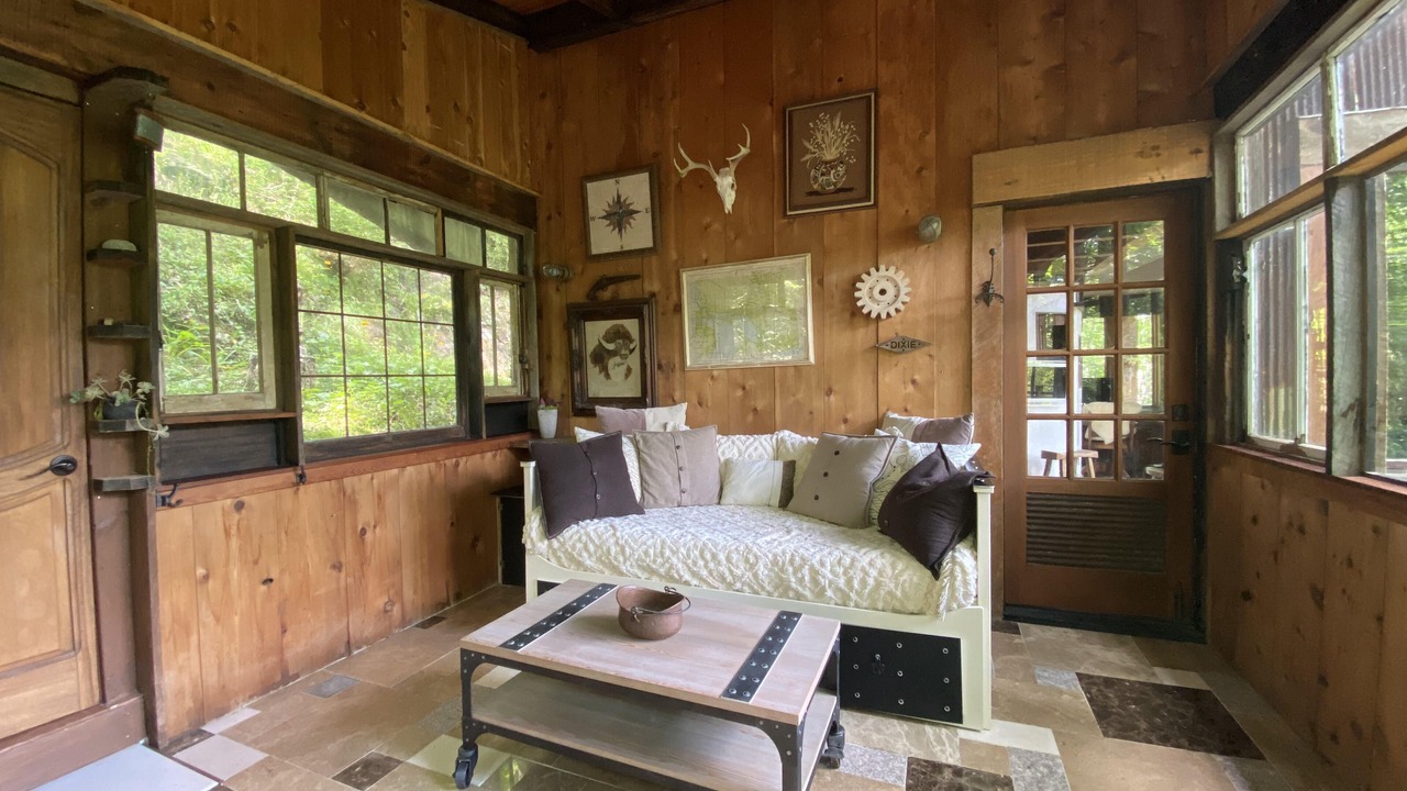 Photo of Livingroom in Cullowhee
