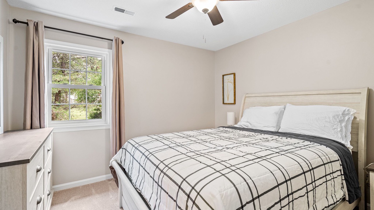 Photo of Bedroom in Elon College