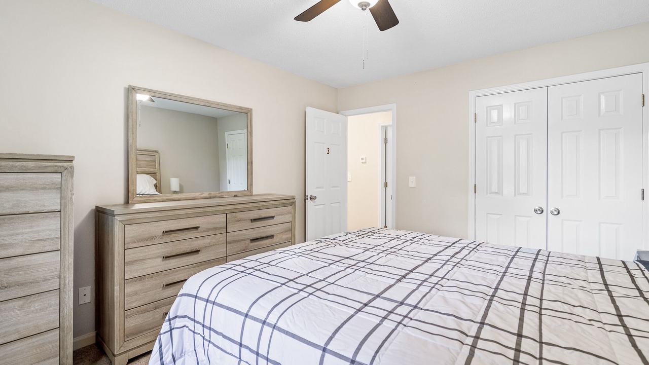 Photo of Bedroom in Elon College