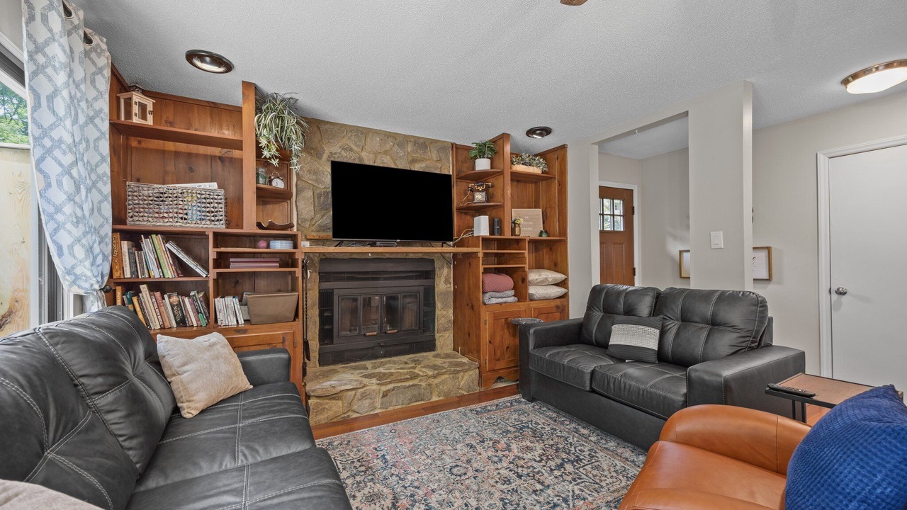 Photo of Livingroom in North Raleigh
