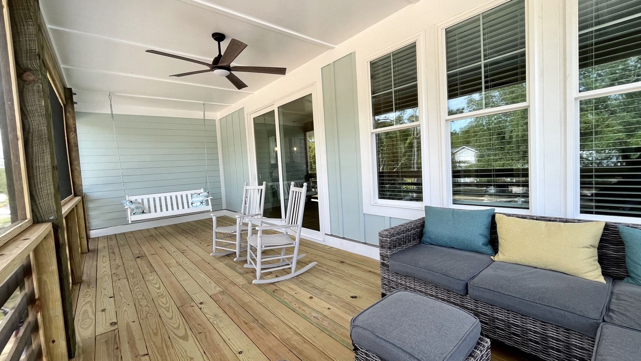 Photo of Patio Balcony in Tranquil Harbour